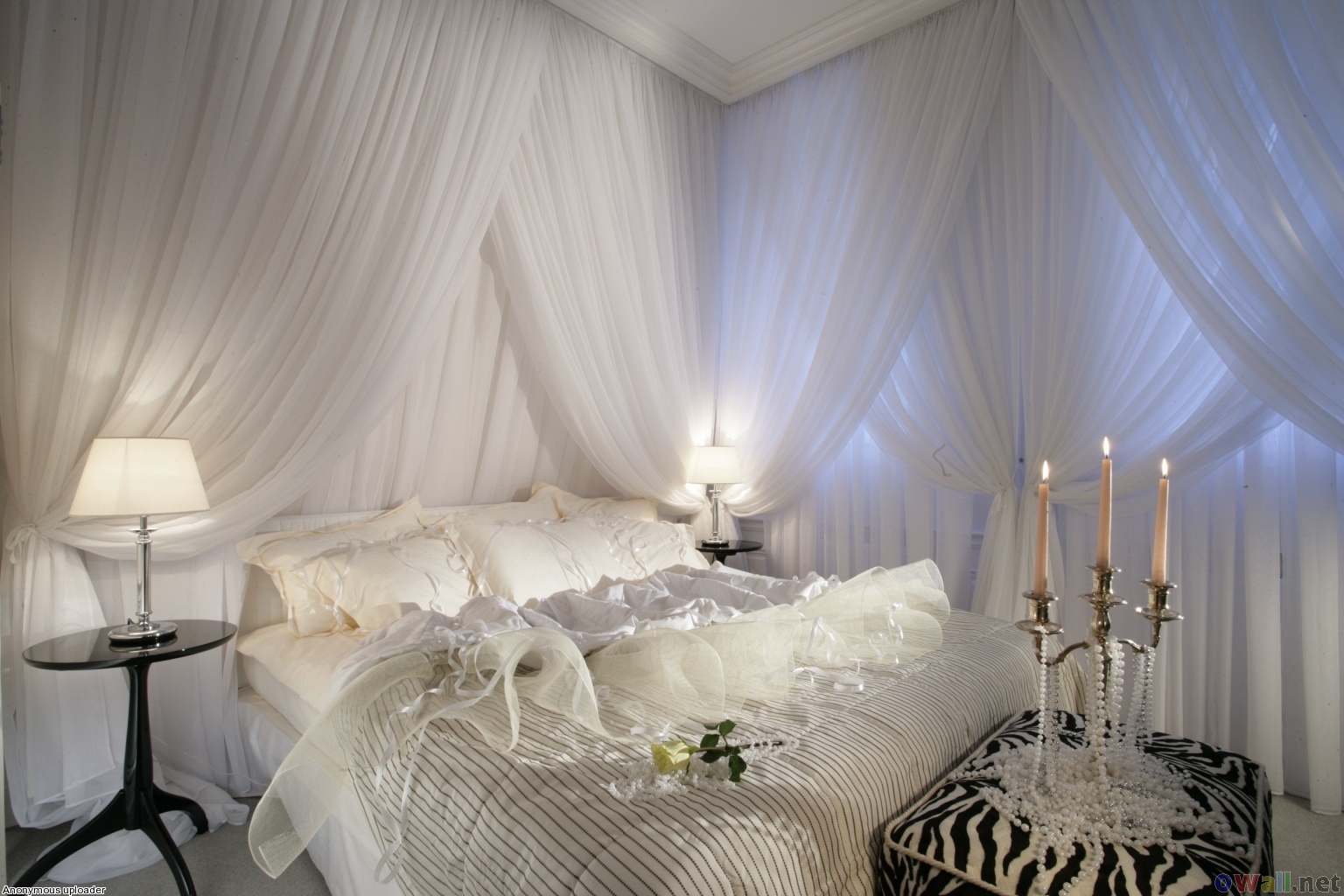 Decorating A Bedroom With A White Comforter
