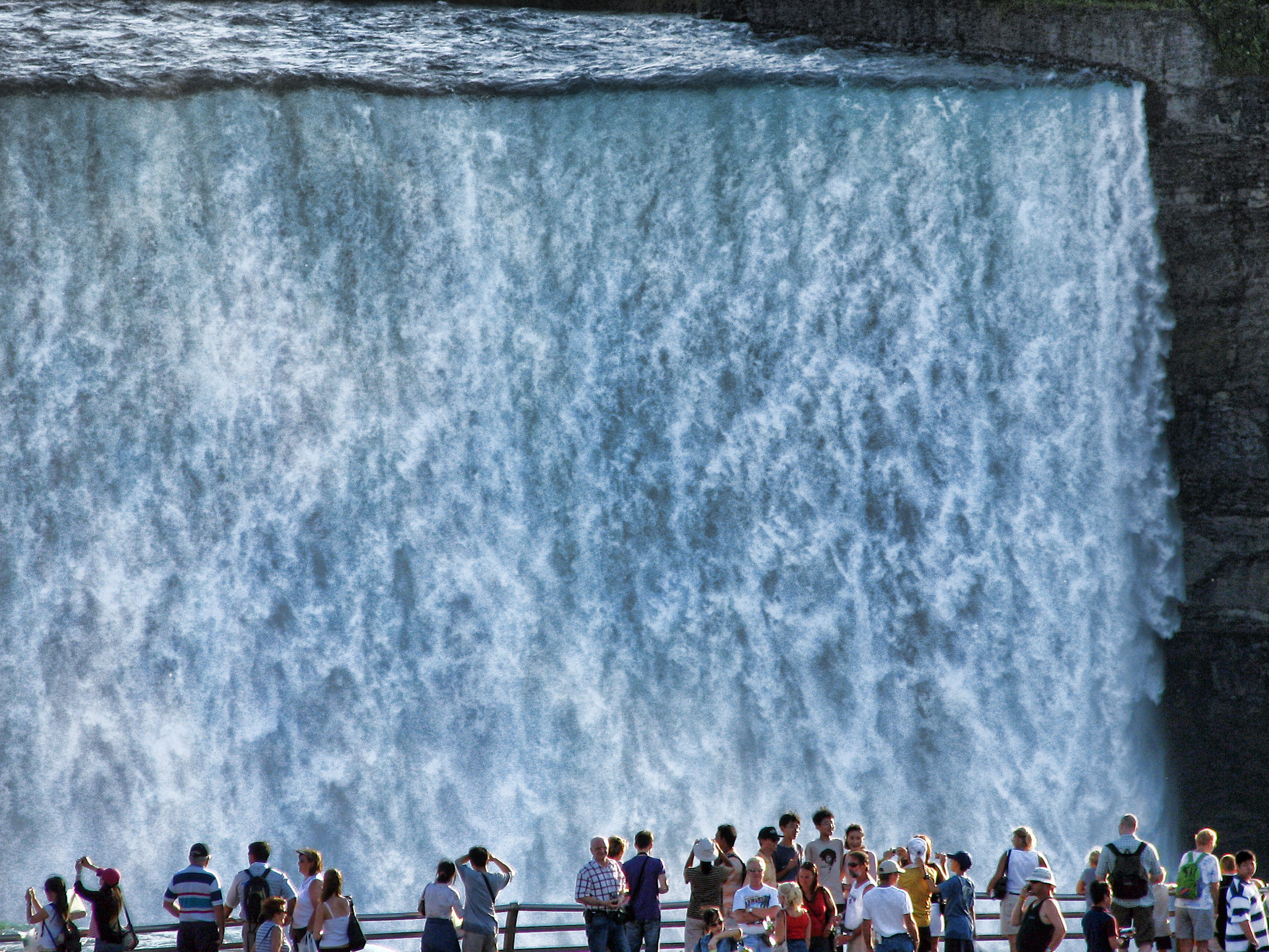 Водопады для туристов. Ниагарский водопад экскурсия. Ниагарский водопад туристы. Ниагарский водопад люди. Водопад из Нью Йорка Ниагарский.