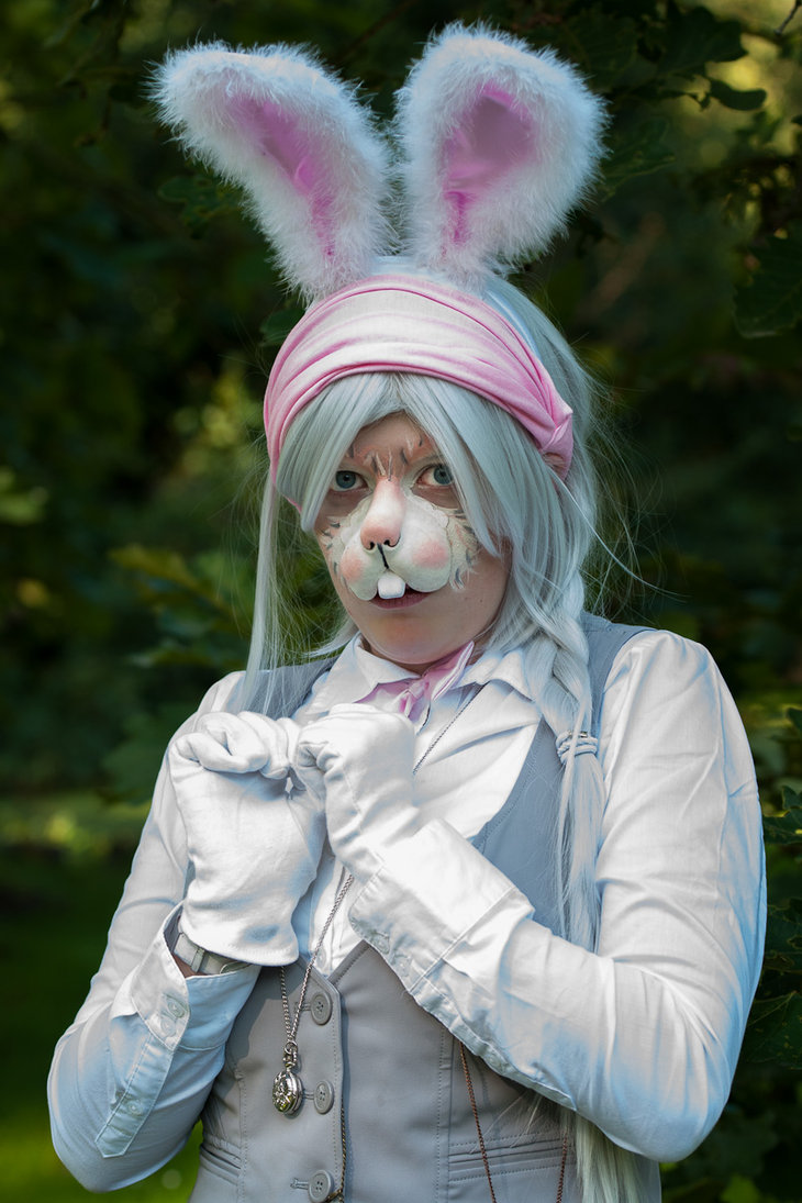 Rabbit cosplay. Гримм кролика из Алисы. Кролик Бонзо Гримм. Гримм зайца из Алисы в стране. Грим кролика из Алисы в стране чудес.