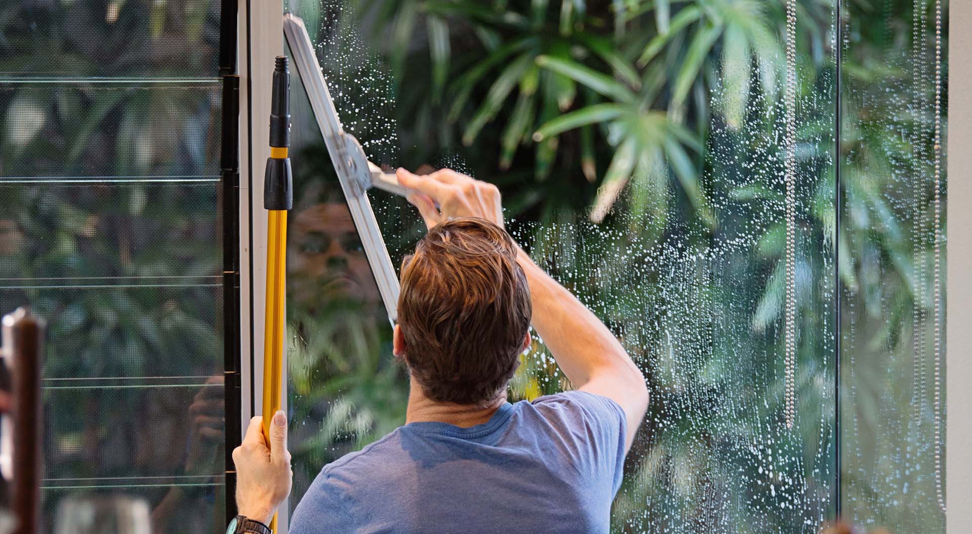 Температура воды для мытья остекления не должна. Чистка окон. Exterior Cleaning. Exterior Window Cleaning. Outside Window Cleaning.