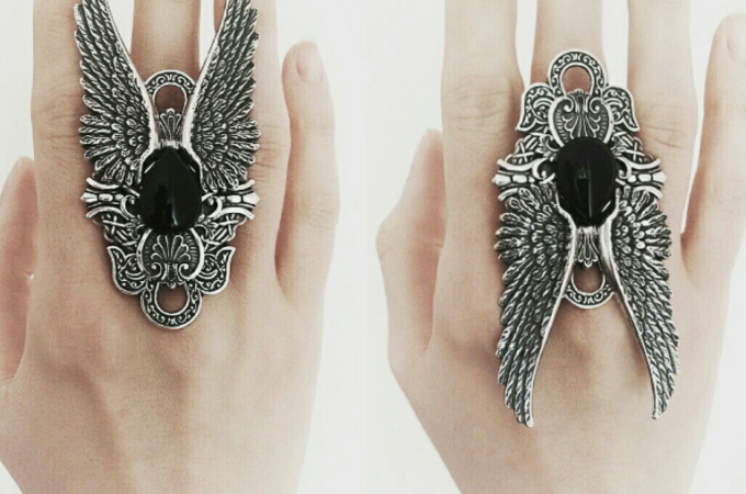 Embrace your Fingers with Impressive Gothic Rings