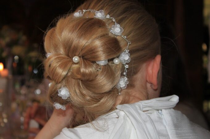 15 Festive Hairstyles You Can Try for Your Upcoming Holiday Parties
