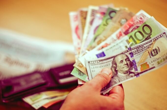 How to Manage Your Money When You Travel