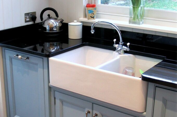 7 Things to Consider Before Buying a Fireclay Farmhouse Sink