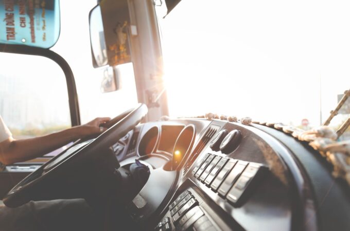 Long-Haul Truckers: 7 Tips to Stay Awake
