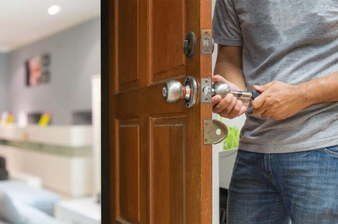 Prefer Hiring the 24-Hour Locksmith Services For Your Convenience