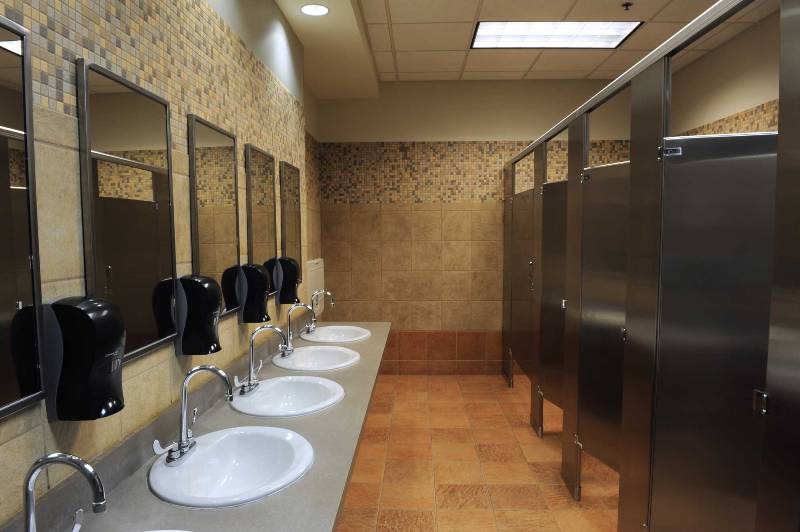 The Right Bathroom Partitions to Use