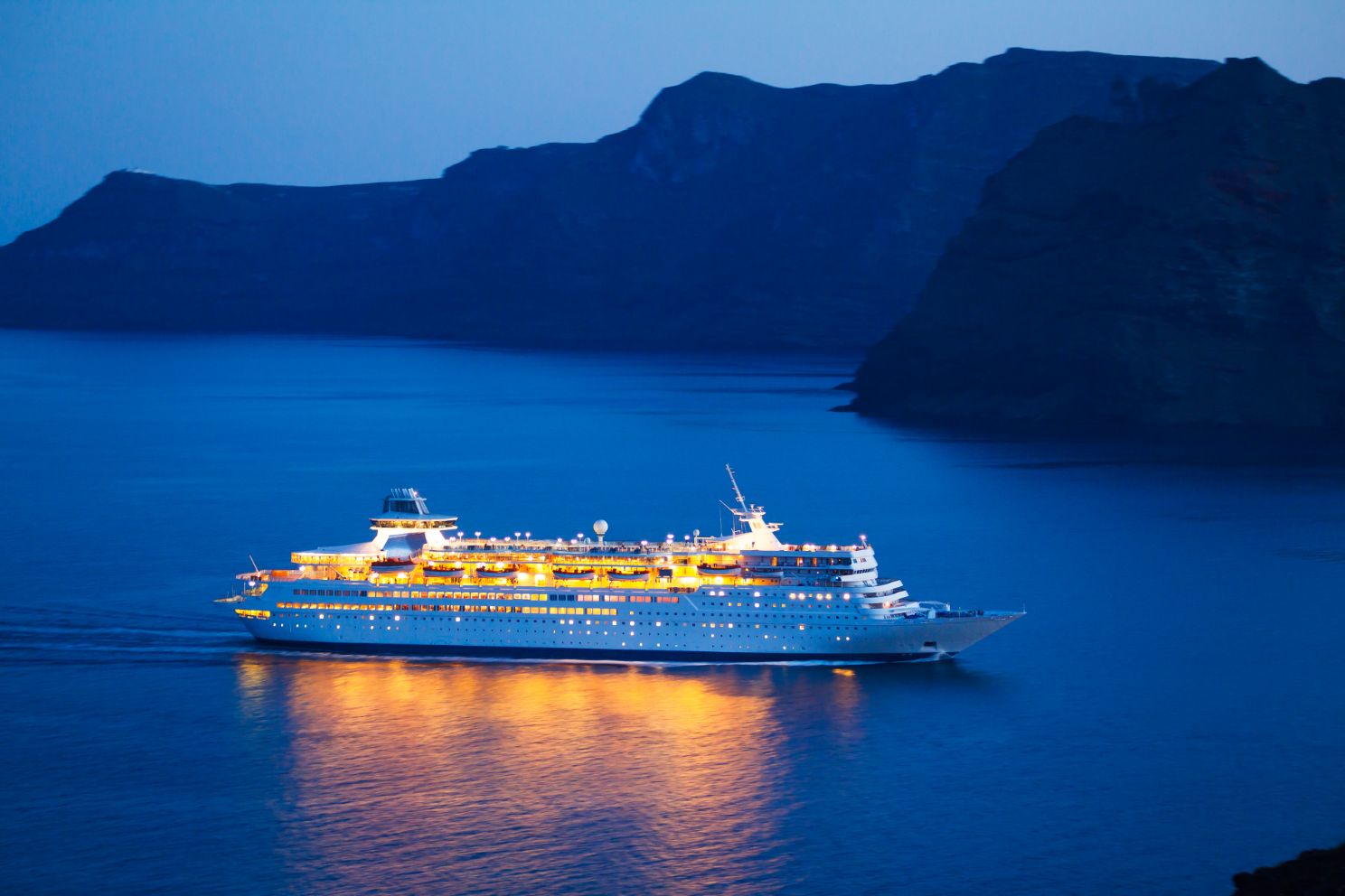 4 Reasons Why You Should Definitely Go on a Cruise for Your Next Vacation